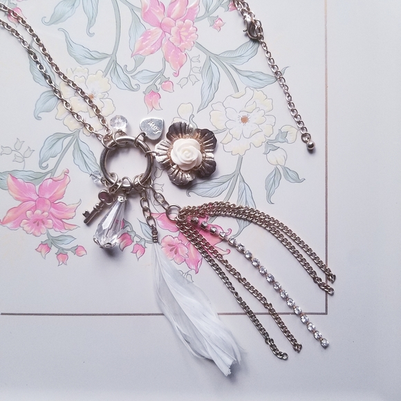 Long Charm Ring Necklace Goldtone Chains + Flowers - Picture 4 of 7